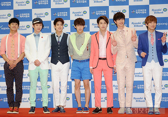 Mỹ nhân K-Pop đua nhau mặc hở - 12