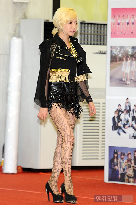 Mỹ nhân K-Pop đua nhau mặc hở - 2