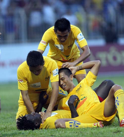 HLV Hữu Thắng chê SLNA chơi quá tồi - 2