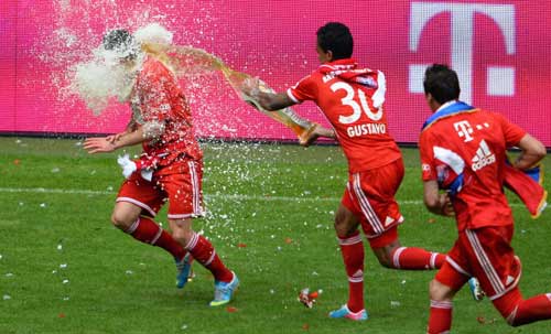 Video và chùm ảnh Bayern nhận Đĩa bạc - 7