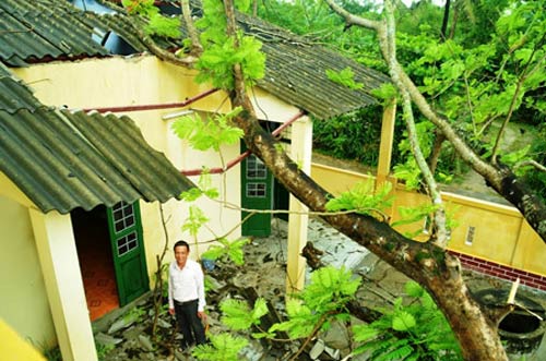 Gần 120 ngôi nhà bị lốc xoáy làm tốc mái - 2