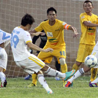 Bóng đá - Công Vinh tranh đá phạt với đàn em?