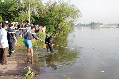 Hai nữ SV dắt tay nhau lao xuống sông - 2
