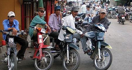 Con vào ĐH, bố mẹ chuyển làm osin, xe ôm - 2