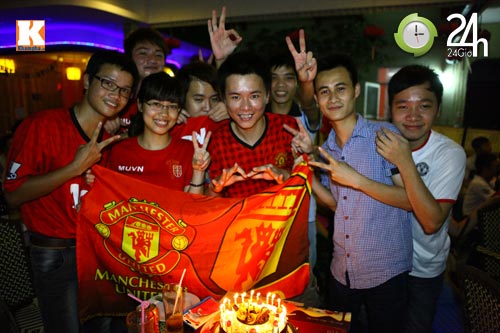 Fan MU Việt nghẹn ngào tri ân Sir Alex - 13