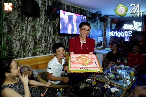 Fan MU Việt nghẹn ngào tri ân Sir Alex - 2