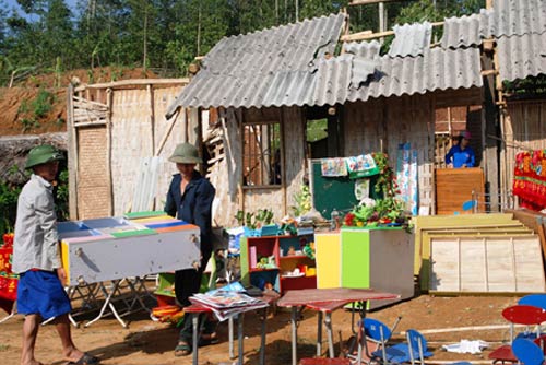 Xóm nghèo tang thương sau lũ quét - 2