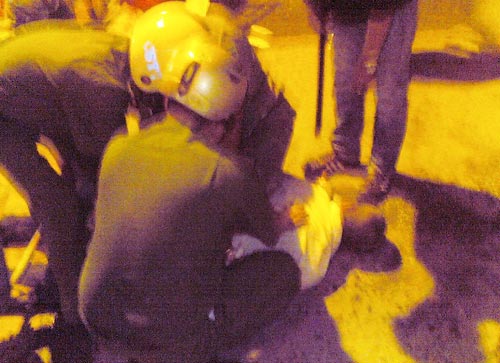 Bắt người đàn ông “nổi loạn” cố thủ trong nhà - 2