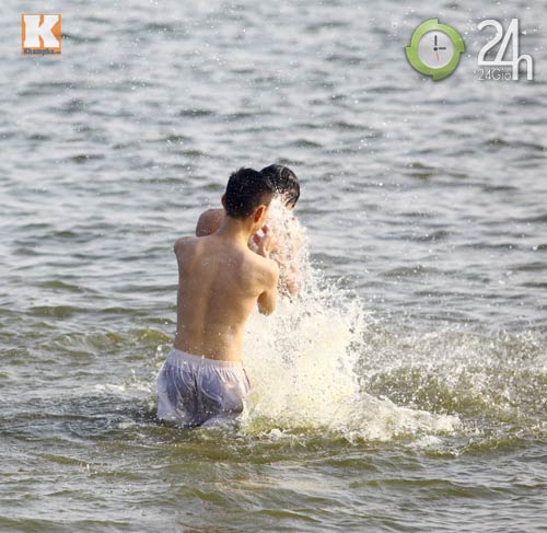 Người Thủ đô tắm Hồ Tây “giải nhiệt” - 13