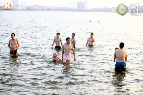 Người Thủ đô tắm Hồ Tây “giải nhiệt” - 7