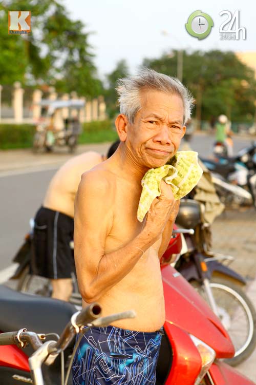 Người Thủ đô tắm Hồ Tây “giải nhiệt” - 4