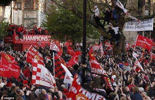 Trời mưa, MU vẫn diễu hành hoành tráng - 10