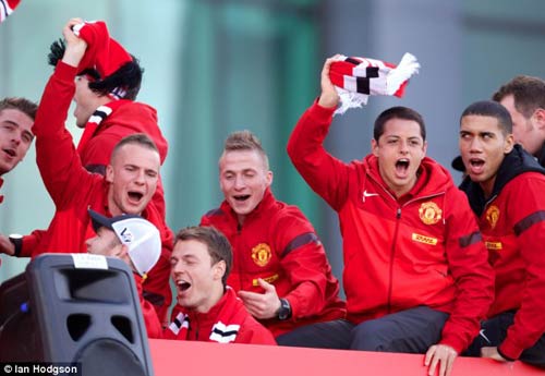 Trời mưa, MU vẫn diễu hành hoành tráng - 9