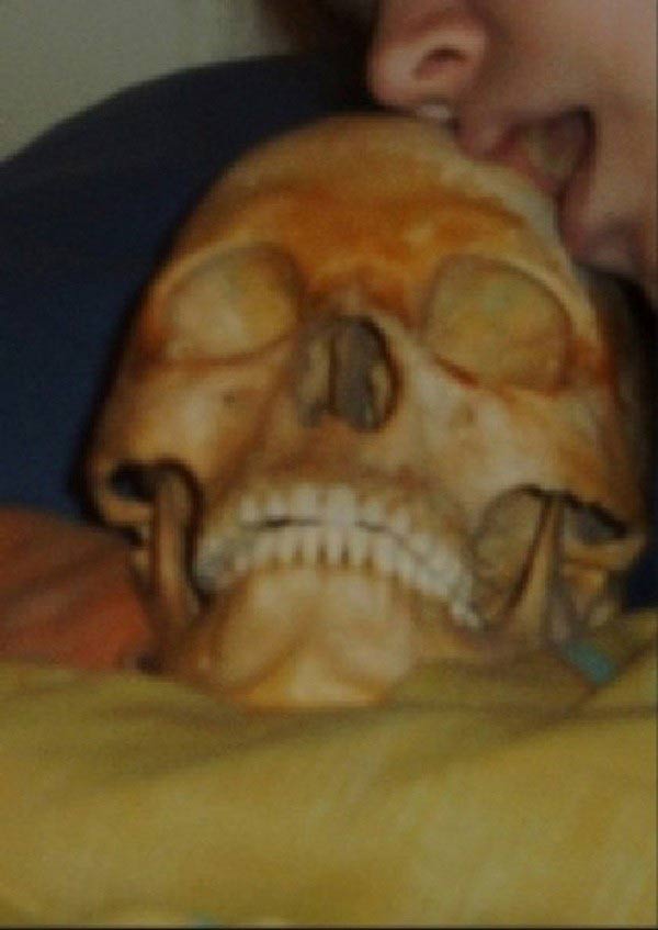 Phát hoảng người phụ nữ “thân mật” cùng hài cốt - 2