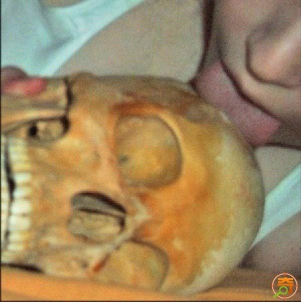 Phát hoảng người phụ nữ “thân mật” cùng hài cốt - 3