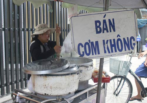 Độc đáo: Phố chỉ bán cơm không ở Sài Gòn - 1