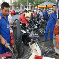 Thị trường - Tiêu dùng - Mỗi lít xăng, dân gánh 8.400 đồng tiền thuế