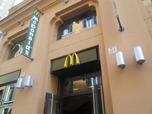 Nơi đặt cửa hàng cực lạ của McDonald's - 11