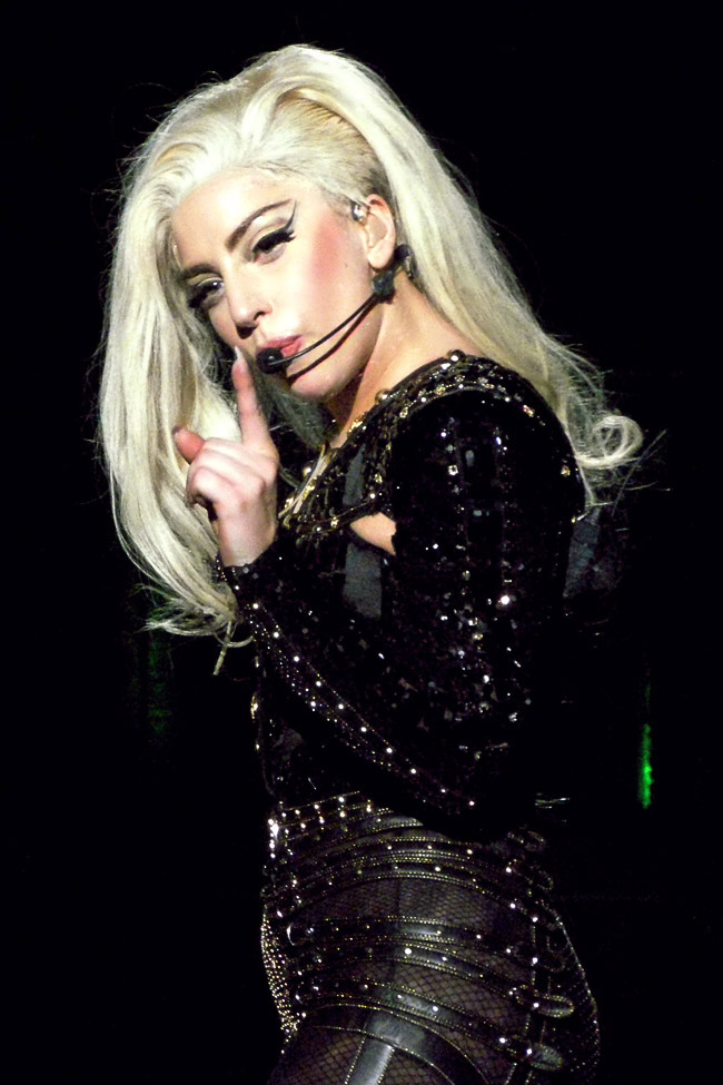 9. Lady Gaga: Sau khi nổi tiếng với hit The Fame, nữ ca sỹ dị thường này đã tuyên bố mình là người lưỡng tính trong single Poker Face.