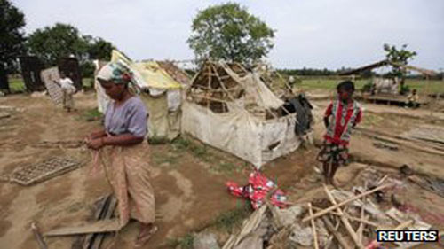 Myanmar: Lật tàu chở 200 người đi tránh bão - 1