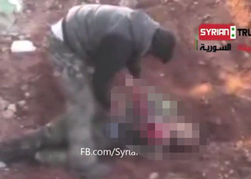 Syria: Ghê rợn video ăn tim xác lính - 1