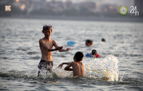 Người Thủ đô tắm Hồ Tây “giải nhiệt” - 11