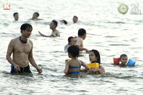 Người Thủ đô tắm Hồ Tây “giải nhiệt” - 6