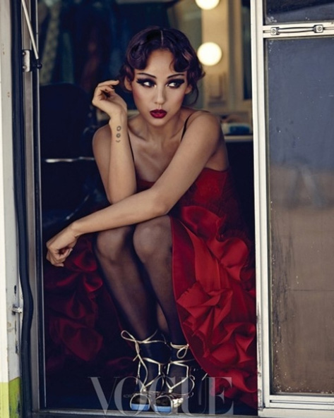 Nữ hoàng sexy Hàn Quốc quậy trên Vogue - 1