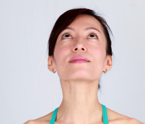 Khuôn mặt cũng cần tập yoga để trẻ hơn! - 11