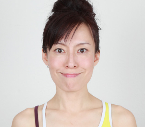 Khuôn mặt cũng cần tập yoga để trẻ hơn! - 7