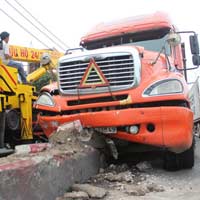 Tin tức trong ngày - Mất lái, container đâm đổ 21 dải phân cách