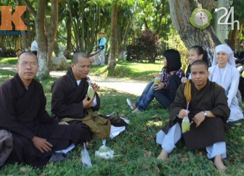 Chùm ảnh: Vật vã trong nắng gắt đầu mùa - 15