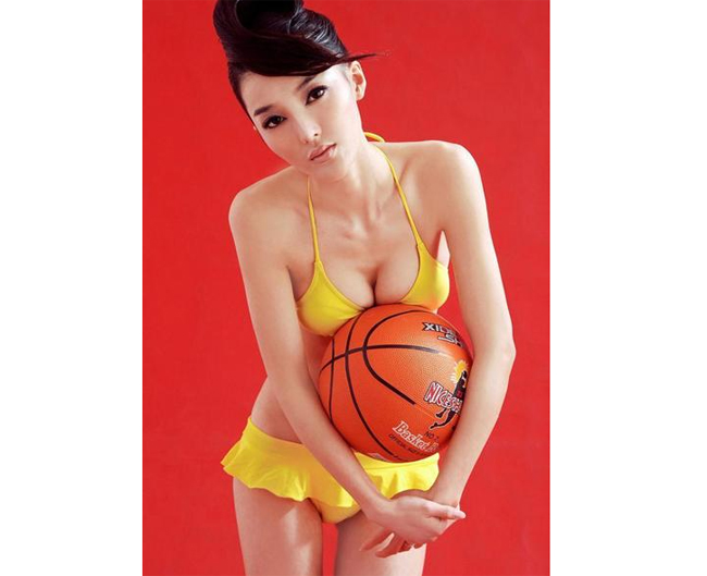 Hãy cùng chiêm ngưỡng những hình ảnh siêu nóng bỏng của các mỹ nhân với trái bóng rổ.