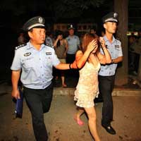 Tin tức trong ngày - Công an Trung Quốc "hành hạ" gái mại dâm