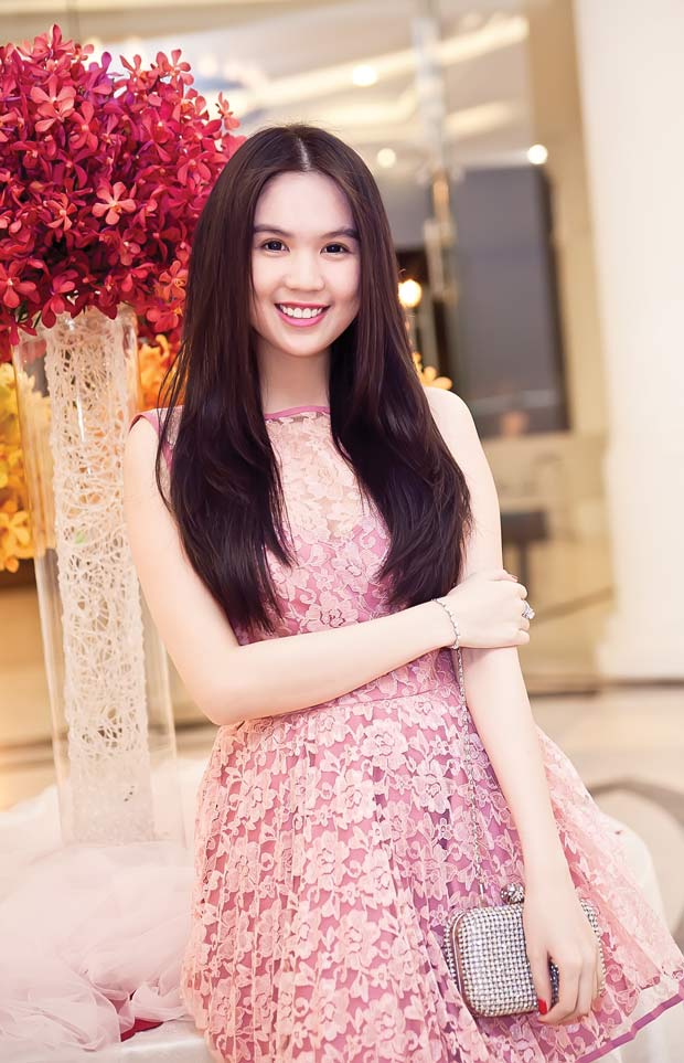 Ngọc Trinh nhí nhảnh đi xem thời trang - 2