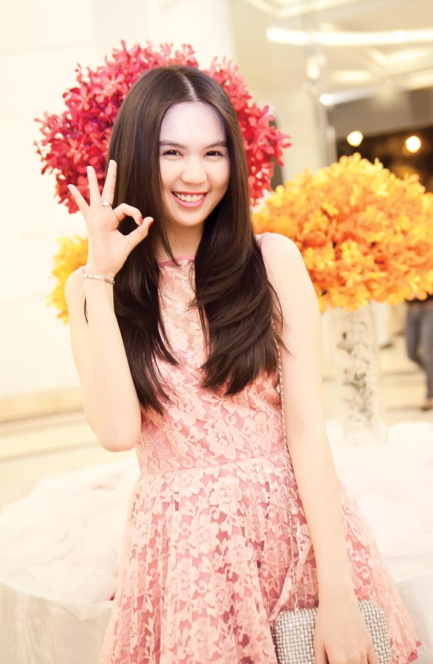 Ngọc Trinh nhí nhảnh đi xem thời trang - 3