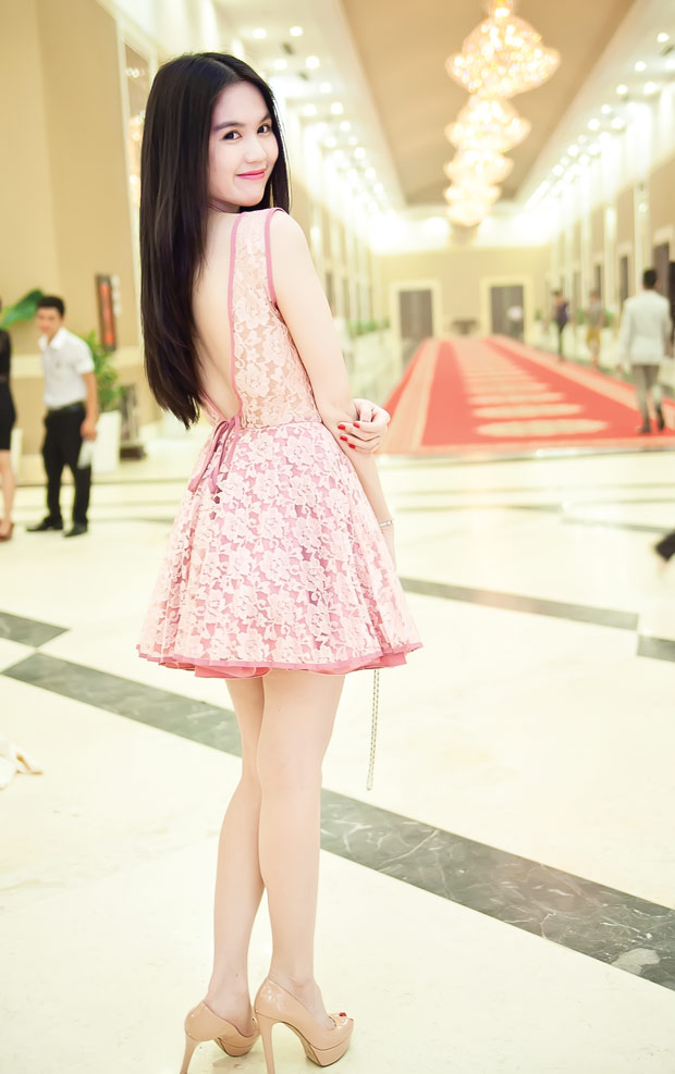 Ngọc Trinh nhí nhảnh đi xem thời trang - 4