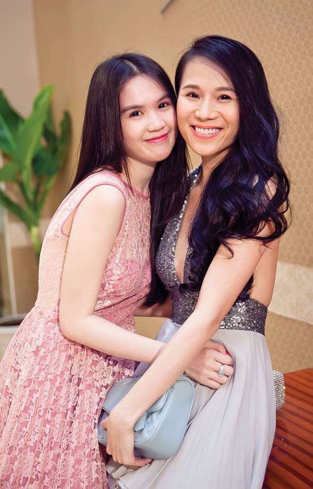 Ngọc Trinh nhí nhảnh đi xem thời trang - 11