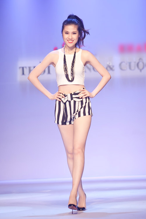 Vào hè với mốt váy xòe, kẻ sọc! - 12