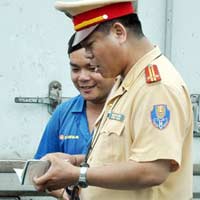 Tin tức trong ngày - Vụ "ép DN trả tiền": CSGT tạm thôi chức