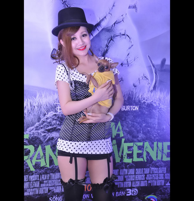 Tối 11/10/2012, MC Hồ Việt Nga xuất hiện với hình ảnh vô cùng sexy tại buổi họp báo ra mắt bộ phim Chó ma Frankenweenie cùng chú cún được mặc áo vàng chanh cô bồng bế trên tay.