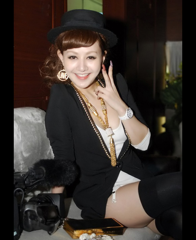 Việt Nga được xem là nữ MC sốc nhất Việt Nam.
