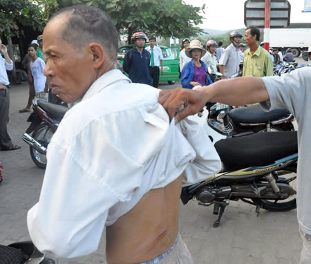 Xe khách và xe ôm xô xát, giữ người của nhau làm con tin - 2