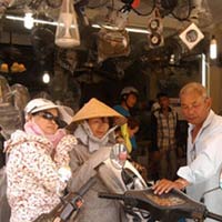 Thị trường - Tiêu dùng - Điều hòa, áo chống nóng tăng giá