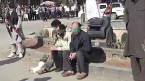 Syria: Hành hình 3 lính giữa quảng trường - 1