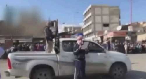 Syria: Hành hình 3 lính giữa quảng trường - 2