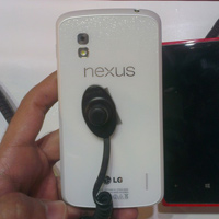 Nexus 4 màu trắng sẽ chạy Android 4.3