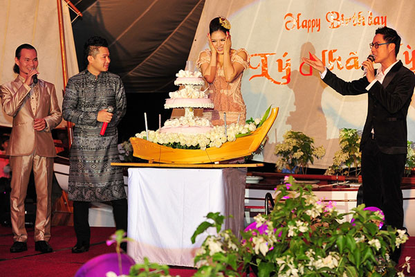 Sao Việt “đốt tiền” vào sinh nhật - 7