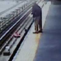 Tin tức trong ngày - Mỹ: Thót tim khi em bé lọt xuống đường ray