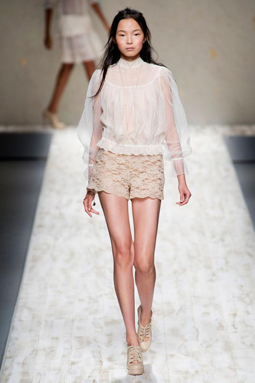 Mặc xuyên thấu đẹp và không phản cảm - 11